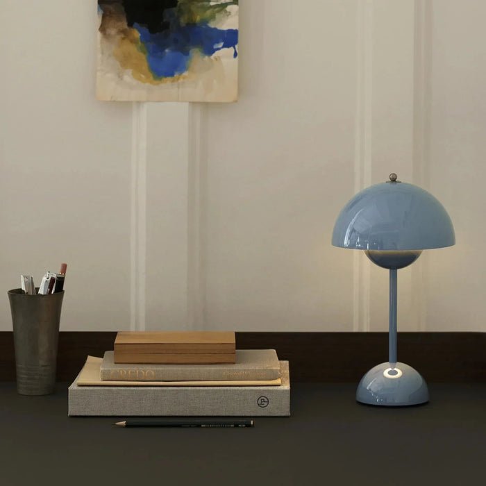 Lampe de Table AuroraGlo – Design Élégant et Fonctionnalité Sans Fil